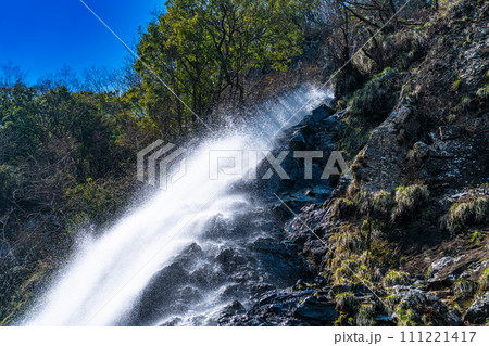 【日本の滝百選】天滝　滝口と青空1　兵庫県養父市 111221417