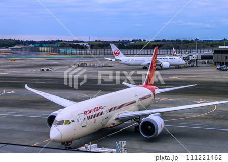 日本の千葉都市景観 成田空港第2からエア・インディアの旅客機B787-8やJALB787など望む 日本の千葉都市景観 成田空港第2からエア・インディアの旅客機B787-8やJALB787など望む 111221462