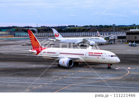 日本の千葉都市景観　成田空港第2からエア・インディアの旅客機B787-8やJALB787など望む 111221466