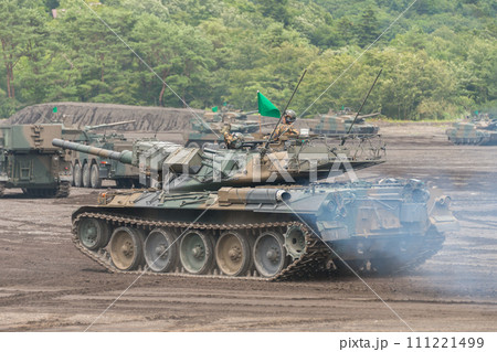 走行する陸上自衛隊評価支援隊74式戦車 111221499