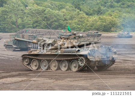 走行する陸上自衛隊評価支援隊74式戦車 111221501