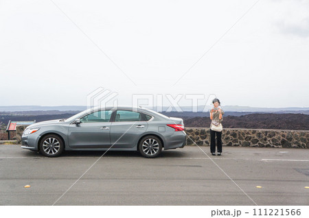 車と女性 111221566