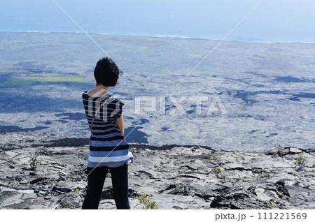 岩場から海を見下ろす女性 111221569