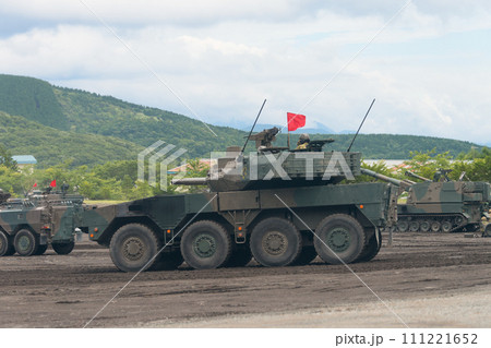 駆ける陸上自衛隊16式機動戦闘車 駆ける陸上自衛隊16式機動戦闘車 111221652