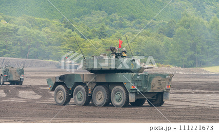 駆ける陸上自衛隊16式機動戦闘車 111221673