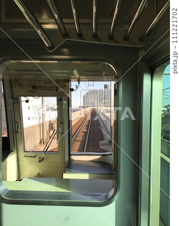 電車の車内から見える線路 電車の車内から見える線路 111221702