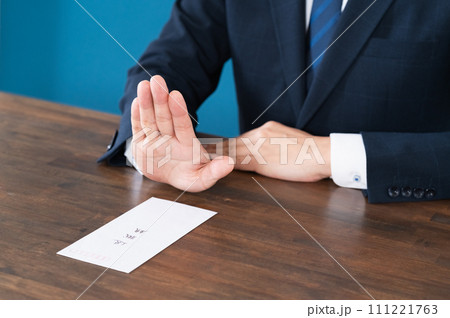 退職願に悩むビジネスマン 111221763