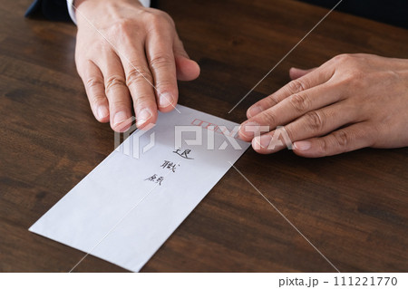 退職願に悩むビジネスマン 退職願に悩むビジネスマン 111221770