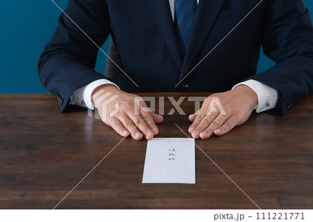 退職願に悩むビジネスマン 111221771