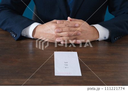 退職願に悩むビジネスマン 退職願に悩むビジネスマン 111221774