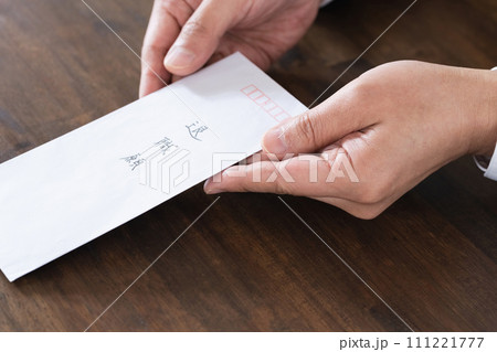 退職願に悩むビジネスマン 111221777