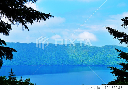 倶多楽湖の絶景 (北海道白老郡白老町) 倶多楽湖の絶景 (北海道白老郡白老町) 111221824