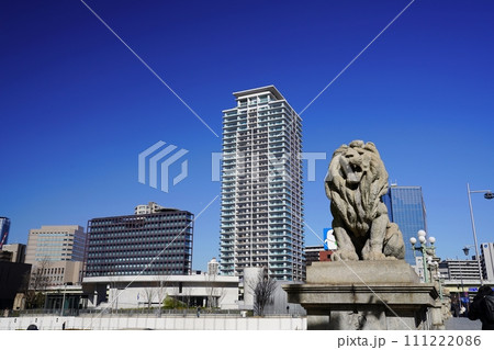 大阪市 北浜 歴史的建造物 難波橋と高層ビル(南詰め、冬) 大阪市 北浜 歴史的建造物 難波橋と高層ビル(南詰め、冬) 111222086