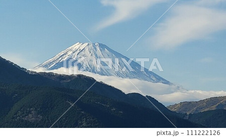 冬の晴れた空の下の冠雪した雄大な富士山 冬の晴れた空の下の冠雪した雄大な富士山 111222126