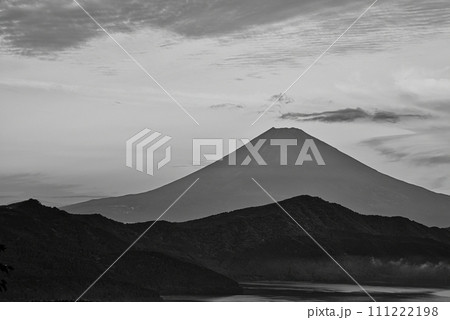 箱根大観山からの富士山の夜明け モノクロ-ム 箱根大観山からの富士山の夜明け モノクロ-ム 111222198