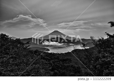 箱根大観山からの富士山の夜明け モノクロ-ム 箱根大観山からの富士山の夜明け モノクロ-ム 111222209