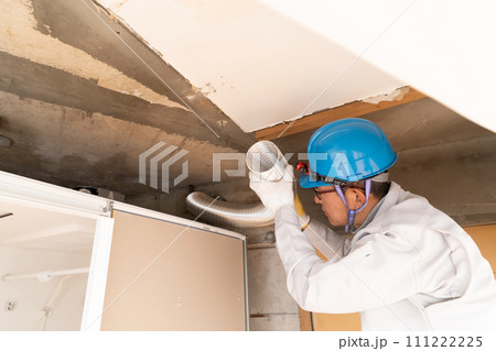 リフォーム工事　換気ダクトを設置する作業員 111222225