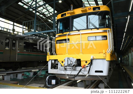 車両基地に停車するキヤE195系気動車 車両基地に停車するキヤE195系気動車 111222267