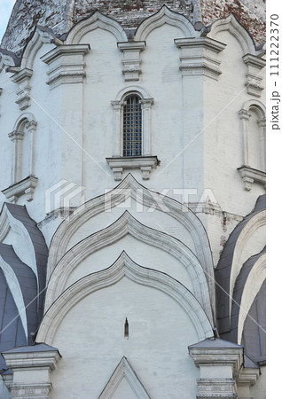 Fragment of the Church of the Ascension building in Kolomenskoye Park in Moscow 111222370