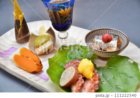 料亭で出される日本料理の前菜 111222540