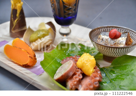 料亭で出される日本料理の前菜 111222546