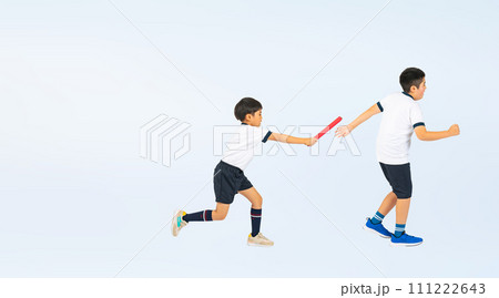 バトンをリレーする体操服を着た男の子たち 111222643