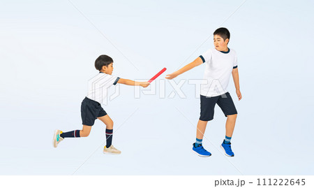 バトンをリレーする体操服を着た男の子たち バトンをリレーする体操服を着た男の子たち 111222645
