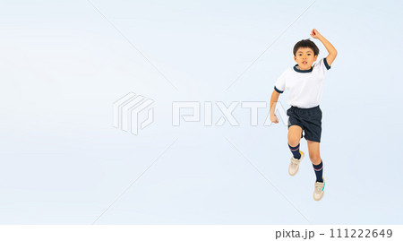 ジャンプする体操服を着た男の子 111222649