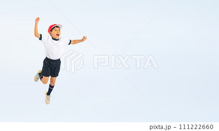 ジャンプする体操服を着た男の子 111222660