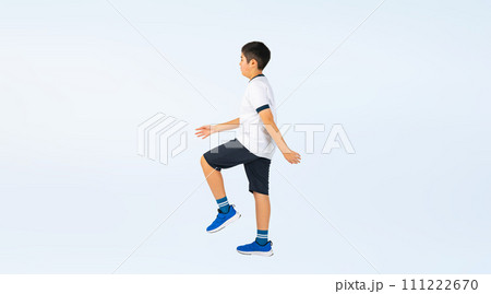 歩く体操服を着た男の子 111222670