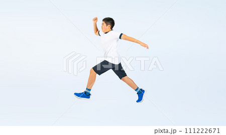 ジャンプする体操服を着た男の子 111222671