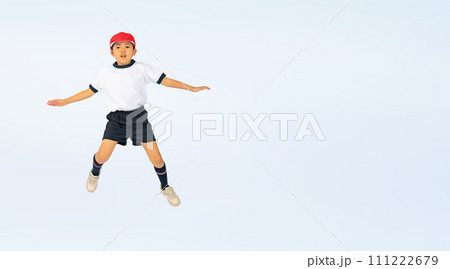 ジャンプする体操服を着た男の子 ジャンプする体操服を着た男の子 111222679