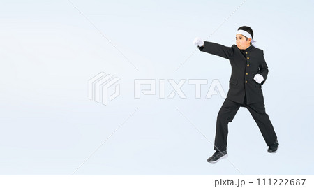 エールを送る学ランを着た応援団 111222687