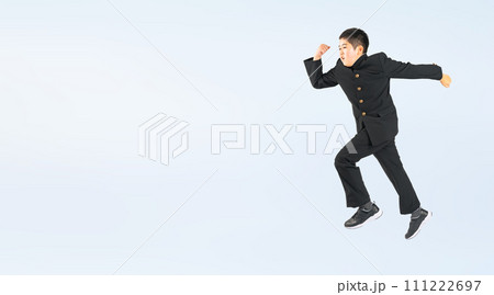 ジャンプする学ランを着た男子学生 111222697