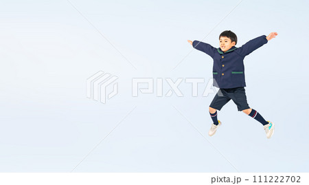 ジャンプする男の子 111222702