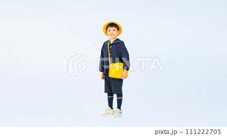 通園する幼稚園児・保育園児の男の子 通園する幼稚園児・保育園児の男の子 111222705