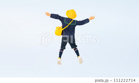 ジャンプする幼稚園児・保育園児の男の子の後ろ姿 ジャンプする幼稚園児・保育園児の男の子の後ろ姿 111222714