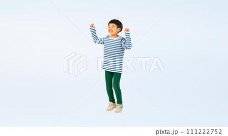 笑顔でジャンプする男の子 笑顔でジャンプする男の子 111222752
