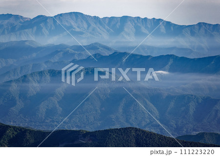 丹沢・檜洞丸から見る朝もやに浮かぶ飛竜山 111223220