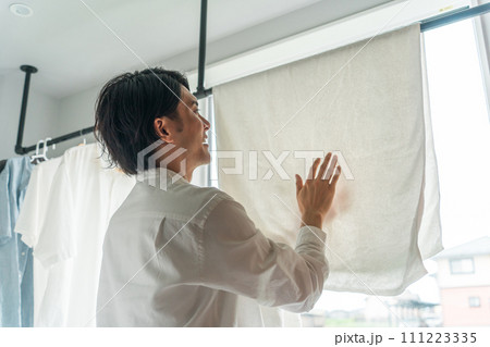 洗濯物を干す男性（家事・主夫・洗剤・柔軟剤・漂白） 111223335