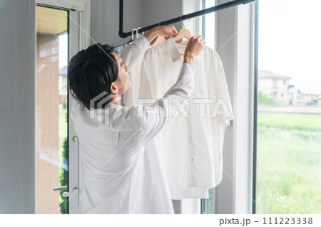 洗濯物を干す男性(家事・主夫・洗剤・柔軟剤・漂白) 洗濯物を干す男性(家事・主夫・洗剤・柔軟剤・漂白) 111223338