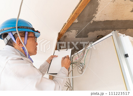リフォーム工事 ユニットバスの電気配線調査をする作業員 リフォーム工事 ユニットバスの電気配線調査をする作業員 111223517