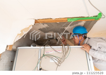 リフォーム工事　天井を調査視差確認する作業員 111223520