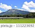 真夏の伊吹山と新幹線 111223692