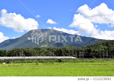 真夏の伊吹山と新幹線 真夏の伊吹山と新幹線 111223692