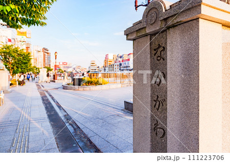 博多 の 歓楽街 中州 天神 地区 を流れる 那珂川 は 屋台 で 有名【 福岡 の 風景 】 博多 の 歓楽街 中州 天神 地区 を流れる 那珂川 は 屋台 で 有名【 福岡 の 風景 】 111223706