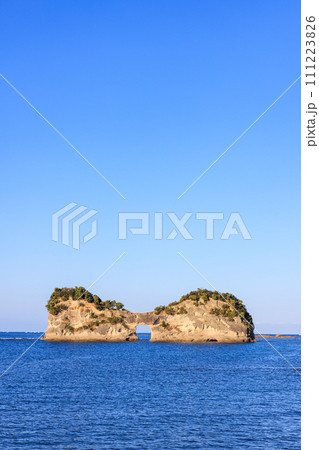 朝の円月島 和歌山県白浜町 朝の円月島 和歌山県白浜町 111223826