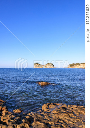 朝の円月島 和歌山県白浜町 朝の円月島 和歌山県白浜町 111223829