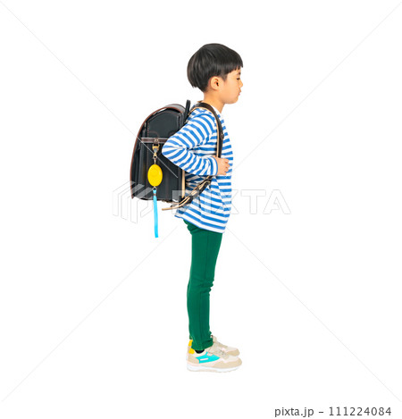 防犯ブザーをランドセルにつけた小学生　手作業で精密に切り抜いた背景透過全身写真PNG 111224084