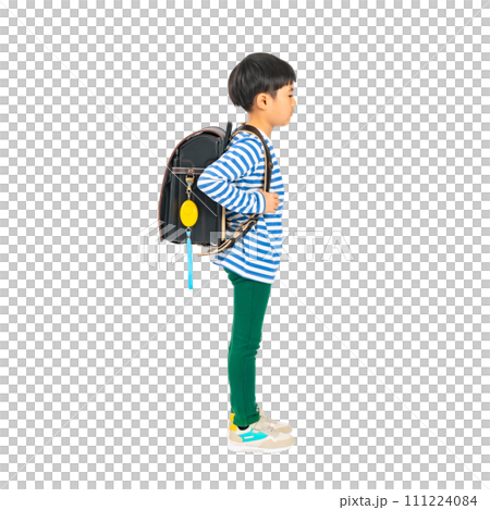 防犯ブザーをランドセルにつけた小学生　手作業で精密に切り抜いた背景透過全身写真PNG 111224084